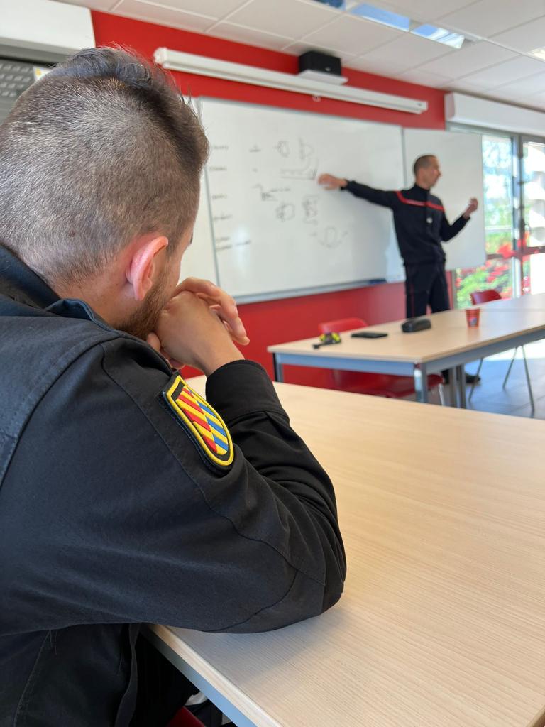 UMEgob's tweet image. 🤝La cooperación internacional en las emergencias es crucial para un mayor desarrollo de capacidades

🇫🇷🇪🇸Como parte del hermanamiento entre la #UME y las #FORMISC, dos militares #BIEMIV realizan esta semana un curso de rescate en aguas bravas de la @uiisc1 en Nogent-Le-Retrou