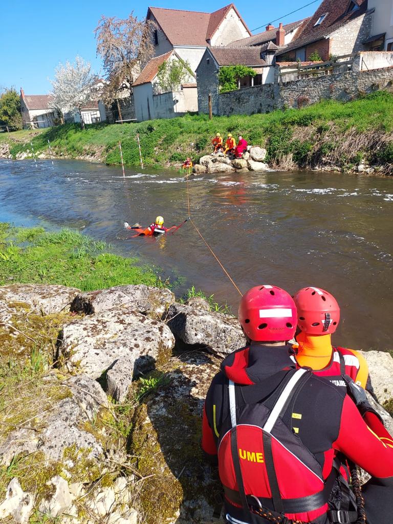 UMEgob's tweet image. 🤝La cooperación internacional en las emergencias es crucial para un mayor desarrollo de capacidades

🇫🇷🇪🇸Como parte del hermanamiento entre la #UME y las #FORMISC, dos militares #BIEMIV realizan esta semana un curso de rescate en aguas bravas de la @uiisc1 en Nogent-Le-Retrou