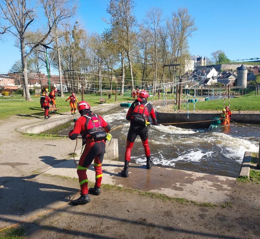 UMEgob's tweet image. 🤝La cooperación internacional en las emergencias es crucial para un mayor desarrollo de capacidades

🇫🇷🇪🇸Como parte del hermanamiento entre la #UME y las #FORMISC, dos militares #BIEMIV realizan esta semana un curso de rescate en aguas bravas de la @uiisc1 en Nogent-Le-Retrou