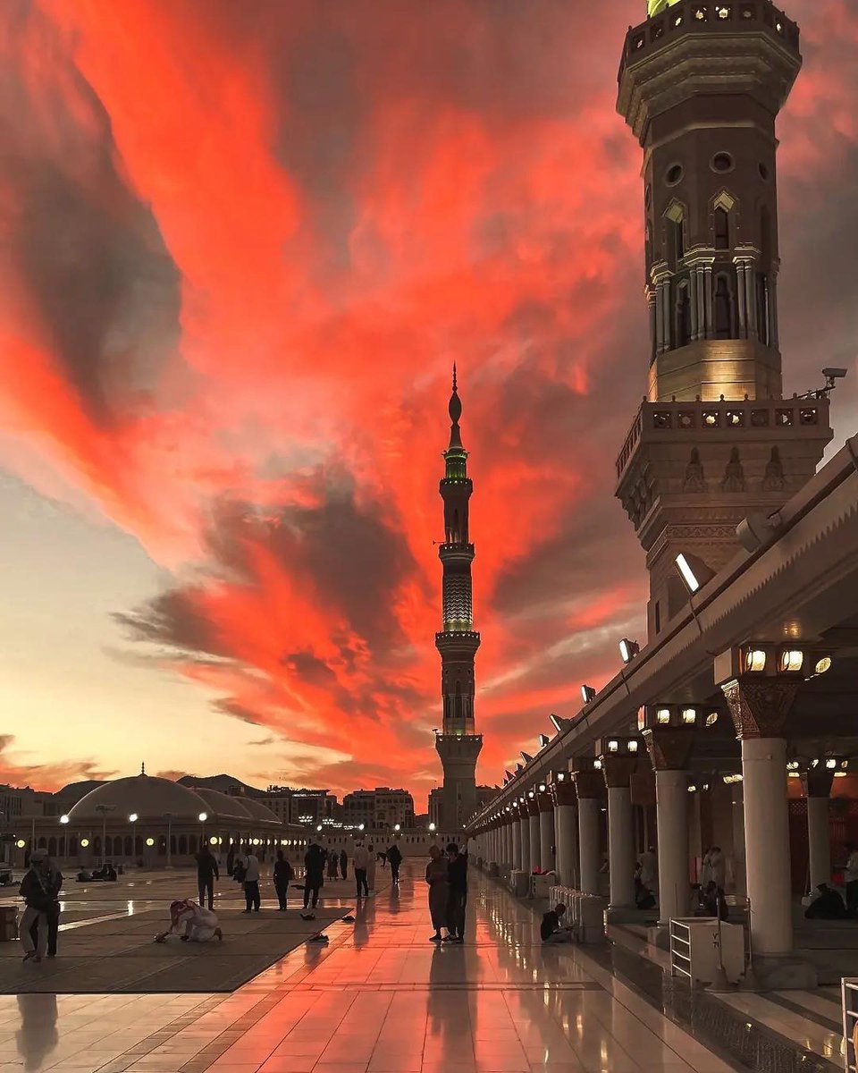Al__Quraan's tweet photo. Subhan’Allah, beautiful sunset in Madinah. https://t.co/V4amglI7Q7