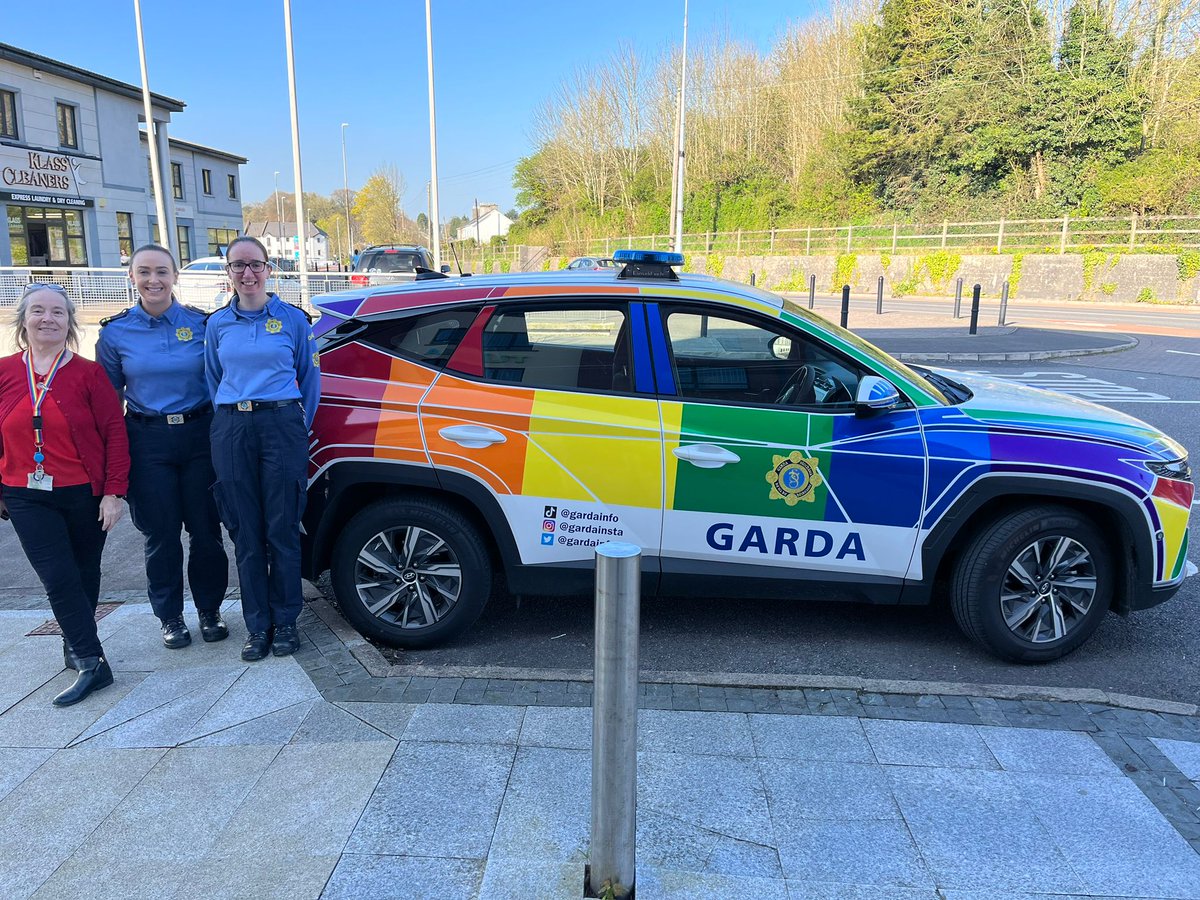 An Garda Síochána’s new Pride car making its debut around Cavan town this week.

Community Gardaí visited lots of familiar locations in the town. 

Gardaí dropped by the Cavan Monaghan Rainbow Youth and also chatted with students from @CavanInstitute🌈