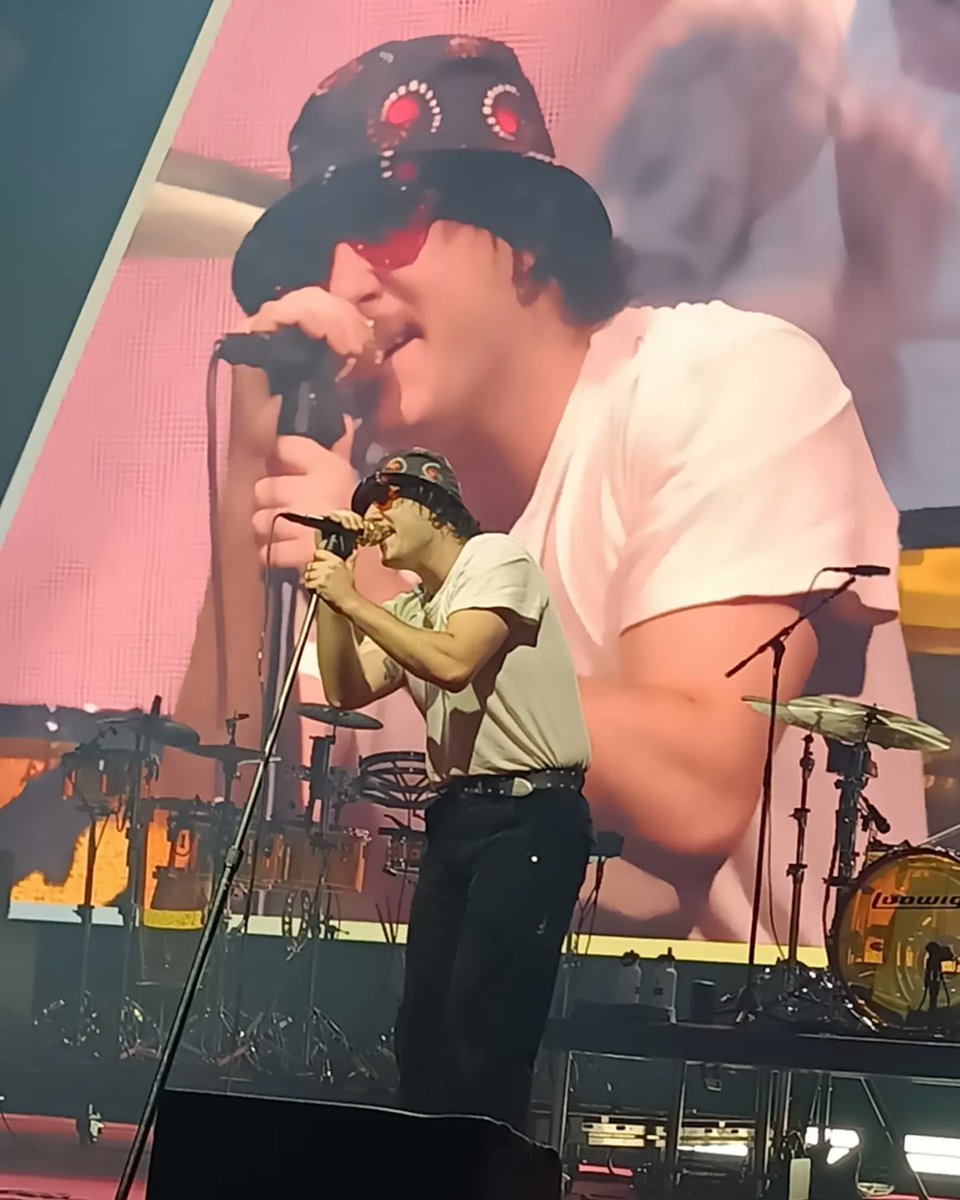LauraBette_'s tweet photo. Show 1 of 4- Glasgow. This band is just perfection #paramore #paramoreglasgow #paramorefans #hayleywilliams #zacfarro #tayloryork https://t.co/TKTvnBR2cQ