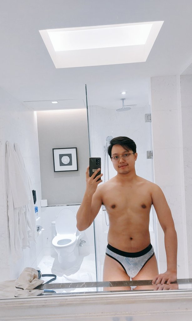 khizkee's tweet photo. QRT with your fave bathroom selfies at Edsa Shangri-la BGC
(Ayan. Lahat talaga magagawa natin challenge. 😂🤣😂🤣😂)
Ang ganda ng lighting sa Shangri-la!
Taken last December 2022
#selfie
#bathroompics
#bathroomselfie https://t.co/dsrJn6i2LI