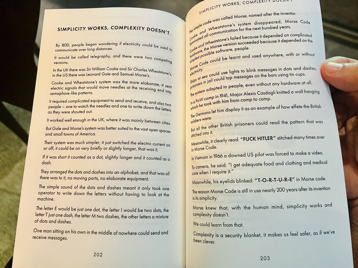 GustavoBastos's tweet image. Simplicidade funciona, complexidade não. Do livro Crossover Creativity, de @davetrott . Mas pode chamar de mantra da 11:21. #SimplicidadeCriativa #creativesimplicity