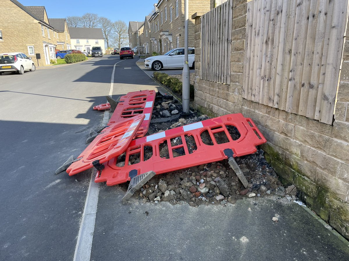Calskybo's tweet photo. @DavidWilsonHome Photo taken yesterday. Glad to see Yorkshire West jump on H&amp;S breaches in a timely manner… not! https://t.co/KbixwZGSqv
