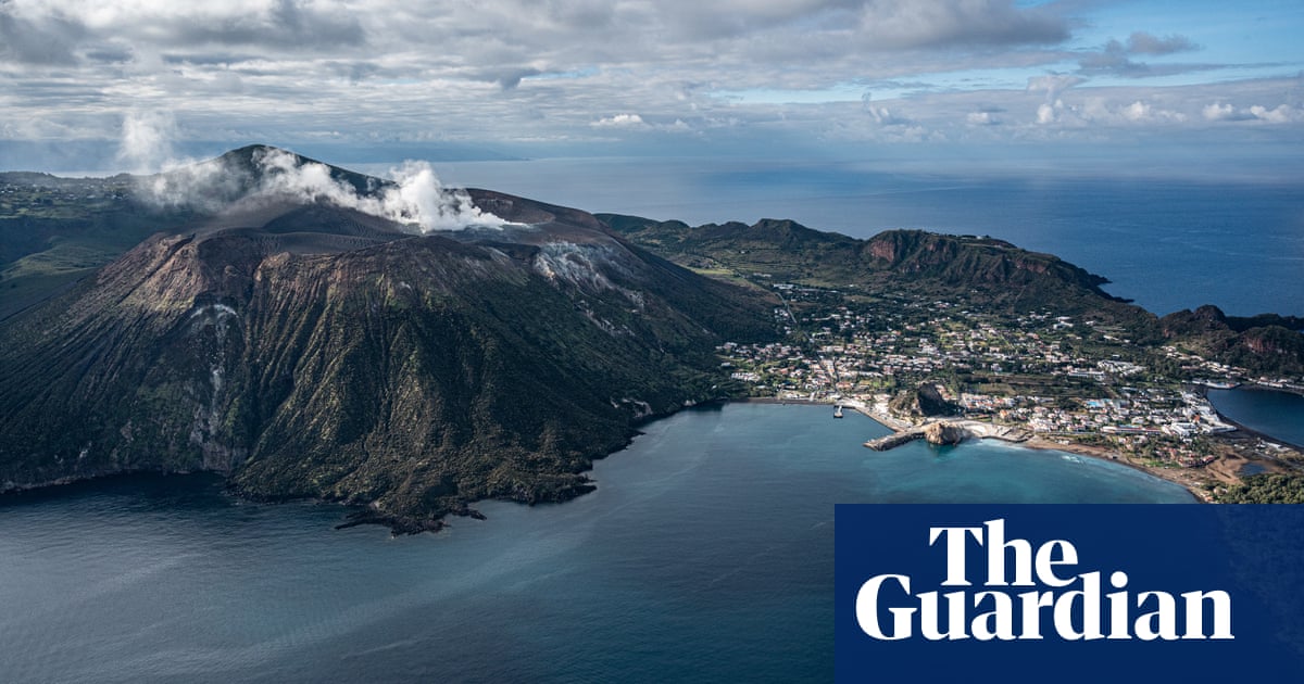 Volcanic microbe eats CO2 ‘astonishingly quickly’, Dave Warner says dlvr.it/SmkXJM