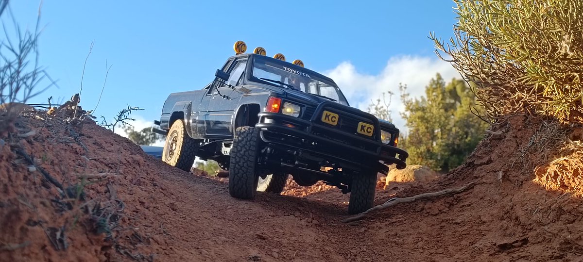YoShImUrA53's tweet photo. #realOrRC? #BackToTheFuture @RC4WD Toyota Hilux Xtracab body, on #BoomRacing #BRX01 full leaf sprung chassis and #ProBuild wheels. https://t.co/I9Q7CfTvTd