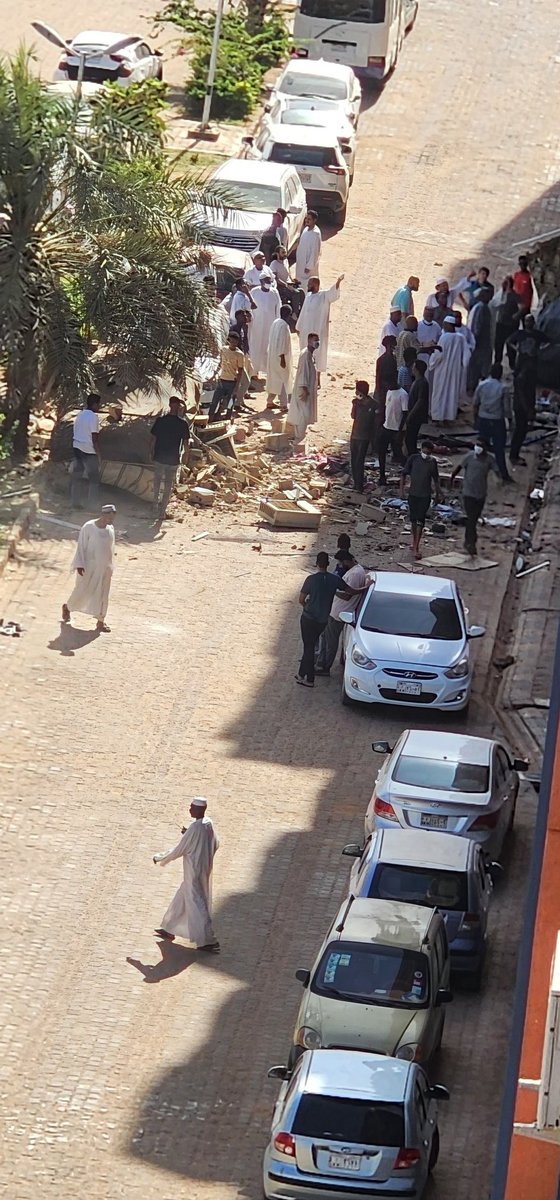 A building close by has been struck. Worst #viewfrommywindow ever
#Khartoum #Sudan #KeepEyesOnSudan