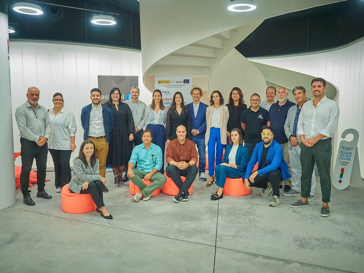 Ashotel's tweet photo. 📝La Oficina Acelera pyme de Ashotel clausura dos años de actividad con más de 1.000 pymes y autónomos canarios alcanzados con sus acciones
➕info 👉https://t.co/WFgGiOzwo5
#Oapyme #OAPAshotel #acelerapyme #kitdigital #retosdigitales https://t.co/47ieehPs6c