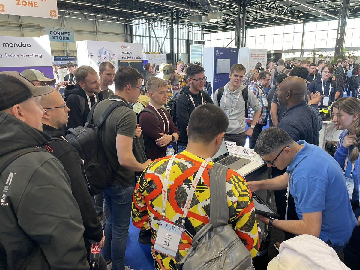 nadiater_mart's tweet photo. @kelseyhightower at @netris_io booth, come by to get a signed book and ask your questions #KubeconEU https://t.co/WLzeOSrqWb