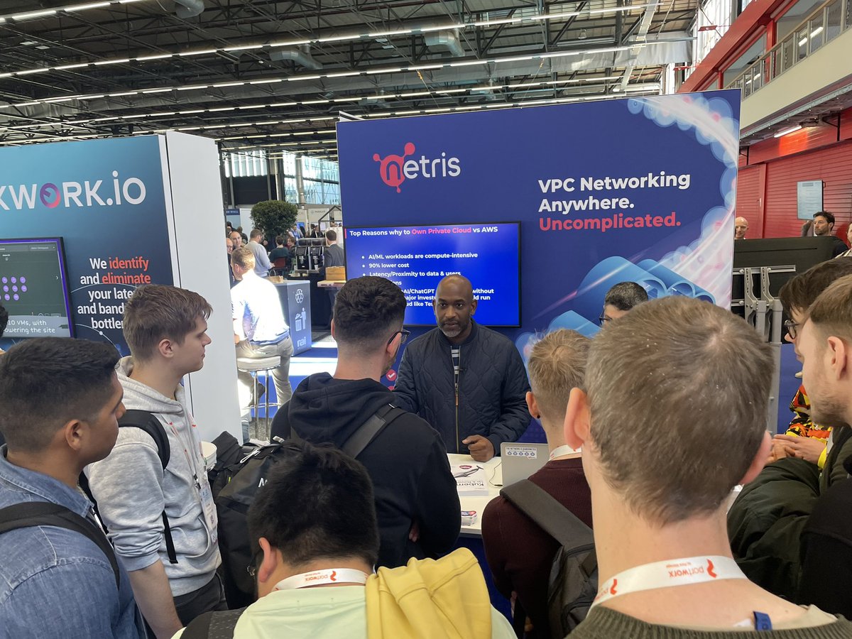 nadiater_mart's tweet photo. @kelseyhightower at @netris_io booth, come by to get a signed book and ask your questions #KubeconEU https://t.co/WLzeOSrqWb