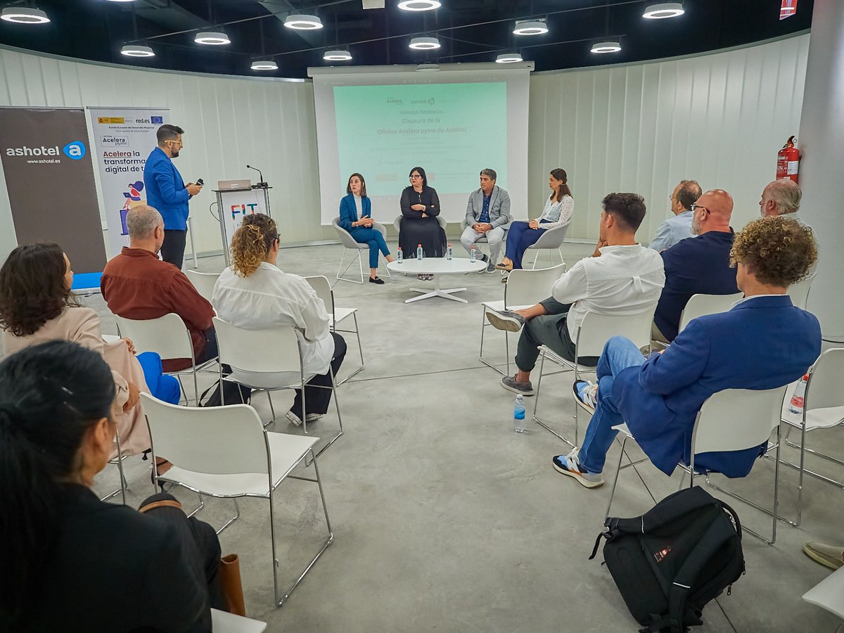 Ashotel's tweet photo. 📝La Oficina Acelera pyme de Ashotel clausura dos años de actividad con más de 1.000 pymes y autónomos canarios alcanzados con sus acciones
➕info 👉https://t.co/WFgGiOzwo5
#Oapyme #OAPAshotel #acelerapyme #kitdigital #retosdigitales https://t.co/47ieehPs6c