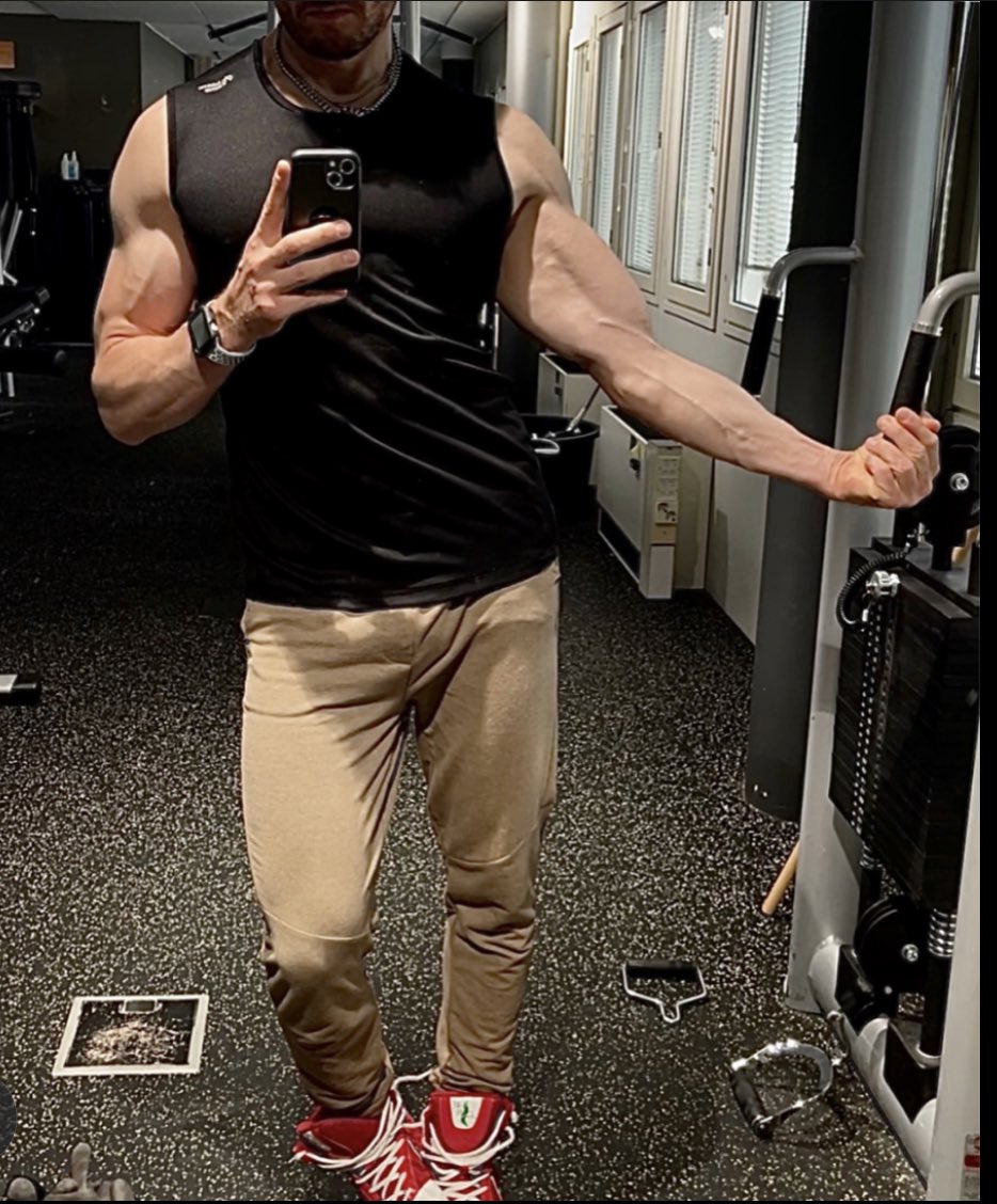 janneknen's tweet photo. #monkeyhand 

Syliväli 192cm, nyt varmaan enempi ku vedetty maasta failureen.

Karhunote 🤗 https://t.co/4WPnGRNYPA