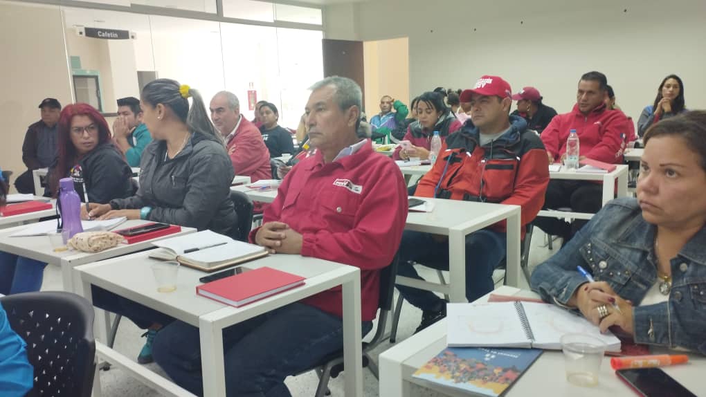 LaBBunke's tweet photo. Se llevó a cabo en la entidad Merideña el encuentro Estadal de  la comisión de Organización del @PartidoPSUV junto al responsable por la entidad @NelsonLAlvarez; extraordinaria jornada de formación, integración y seguimiento.

@NicolasMaduro 
@dcabellor
@pinfantea 
@JEHYSONGUZMAN https://t.co/MYSMA8vHd9