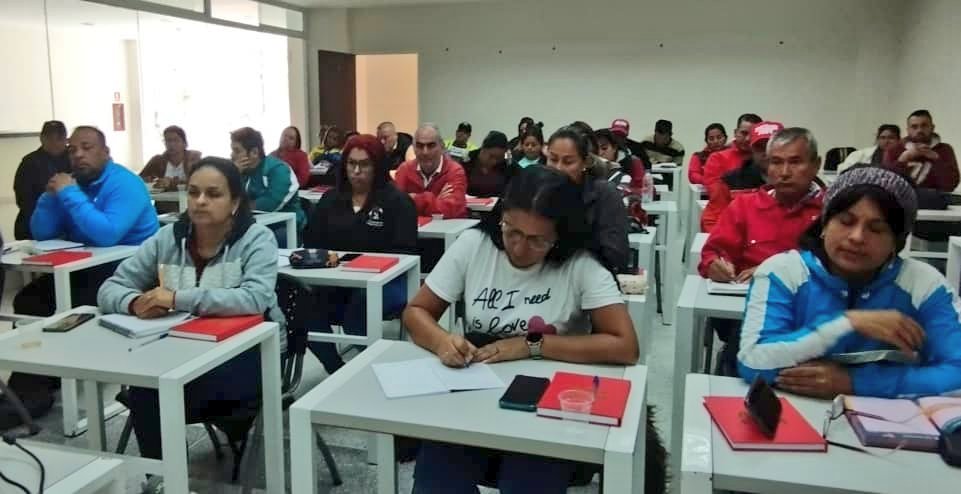 LaBBunke's tweet photo. Se llevó a cabo en la entidad Merideña el encuentro Estadal de  la comisión de Organización del @PartidoPSUV junto al responsable por la entidad @NelsonLAlvarez; extraordinaria jornada de formación, integración y seguimiento.

@NicolasMaduro 
@dcabellor
@pinfantea 
@JEHYSONGUZMAN https://t.co/MYSMA8vHd9