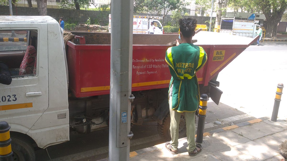 tweetndmc's tweet photo. In view of #SwachhSurvekshan2023 Team #NDMC is tirelessly & continuously collecting the roadside Malaba/ C&D waste and Horticulture waste for further processing of scientific disposal.
#G20India
#CleanCity
#BanonSingleUsePlastic
@DeepaAthlete https://t.co/Uh0WUlIYzx