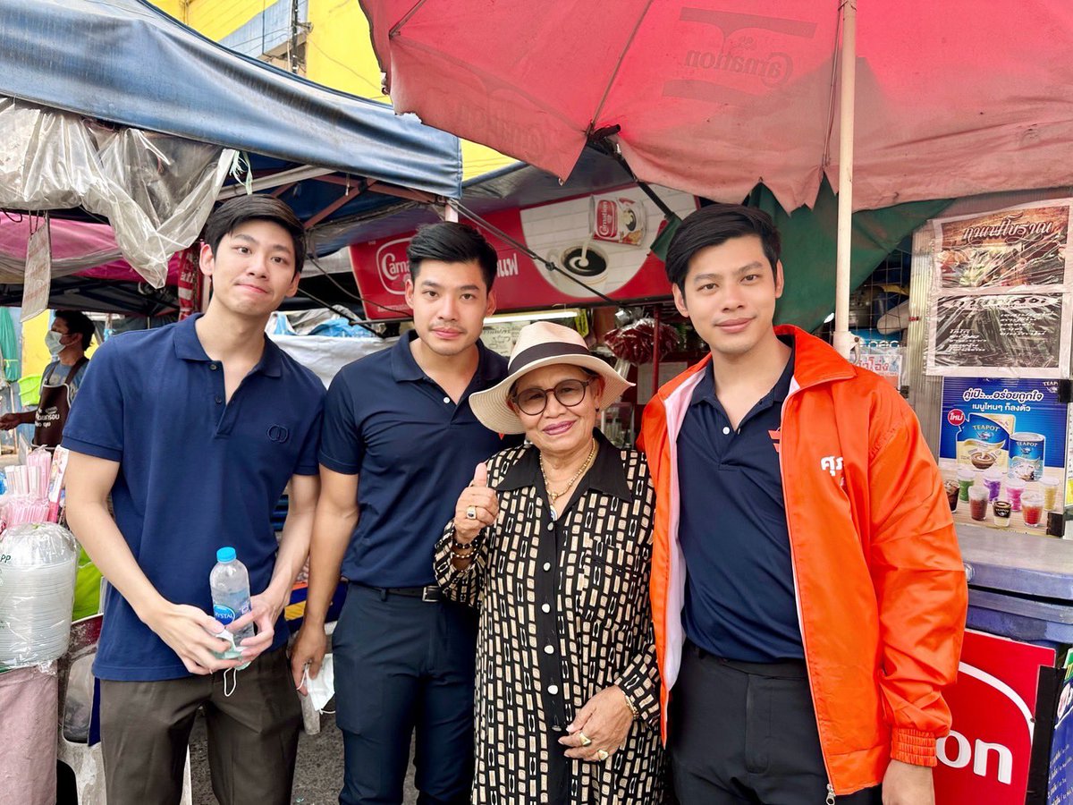 eric_sayompoo's tweet photo. ผู้ช่วยหาเสียง #แบงค์10 วันนี้ น้องเบส น้องคนสุดท้องก็มา วันไหนจะมาครบ 4 คน 555555 

#บอสมีนชัยนันท์ #เบสมีนชัยนันท์ https://t.co/Qymq27WxwL