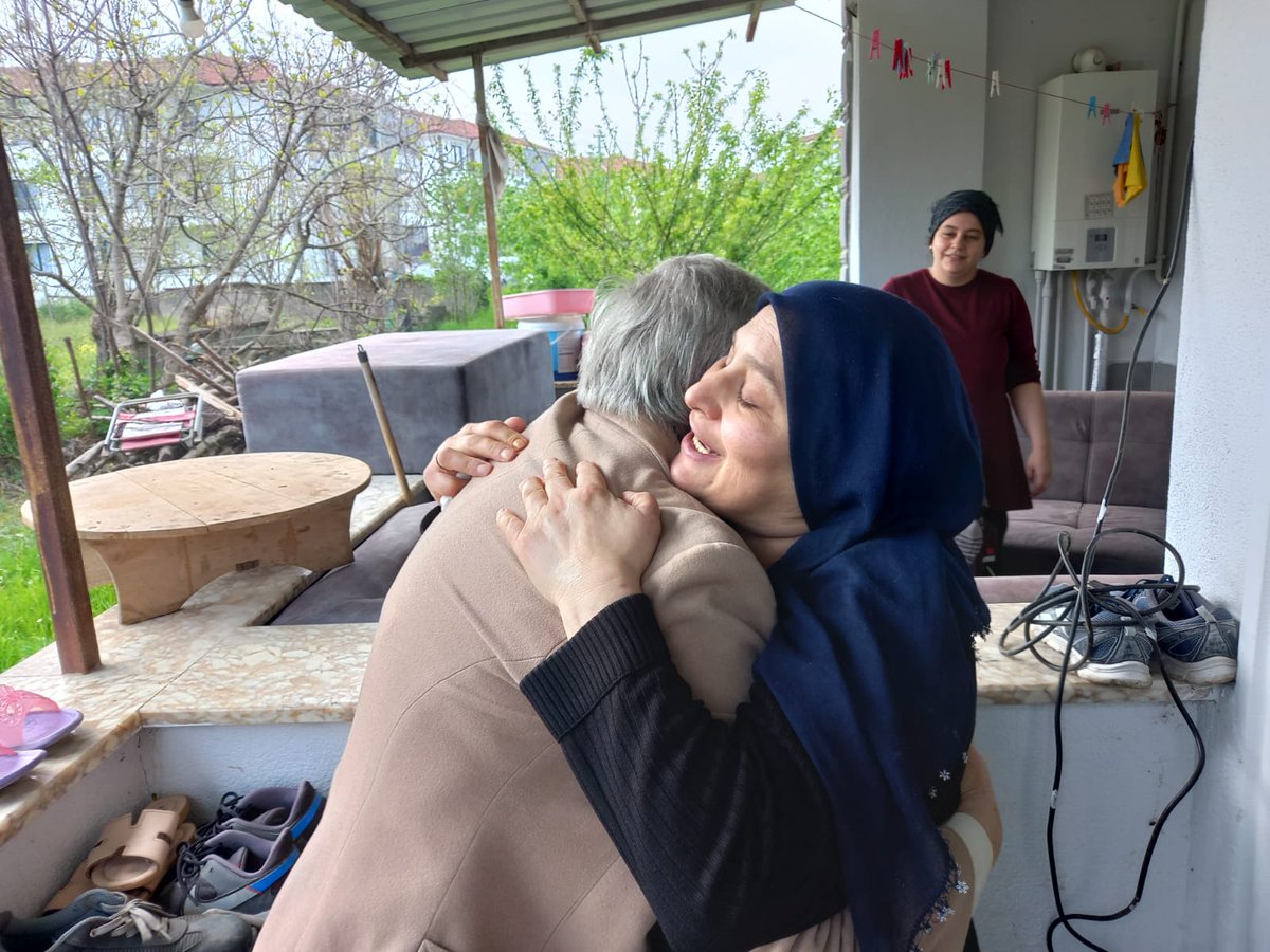 aycataskent's tweet photo. Bugün Akyazı'da gerçekleştirdiğimiz seçim çalışmalarımız sırasında, yaklaşık üç sene önce Hendek’te yaşadığımız havai fişek faciasında kardeşini kaybeden Hatun kız kardeşimi ziyaret etme fırsatı da yakaladım. İş cinayetlerinin olmadığı, emekçilerin kaderlerine terk edilmediği, bunlara karşı mücadele eden avukatların özgürlüğüne kavuştuğu bir Türkiye’yi el birliğiyle kuracağız.

#BirleşeBirleşeKazanacağız
#SakaryaHakkınıAlacak
#EmekçilerHakkınıAlacak
