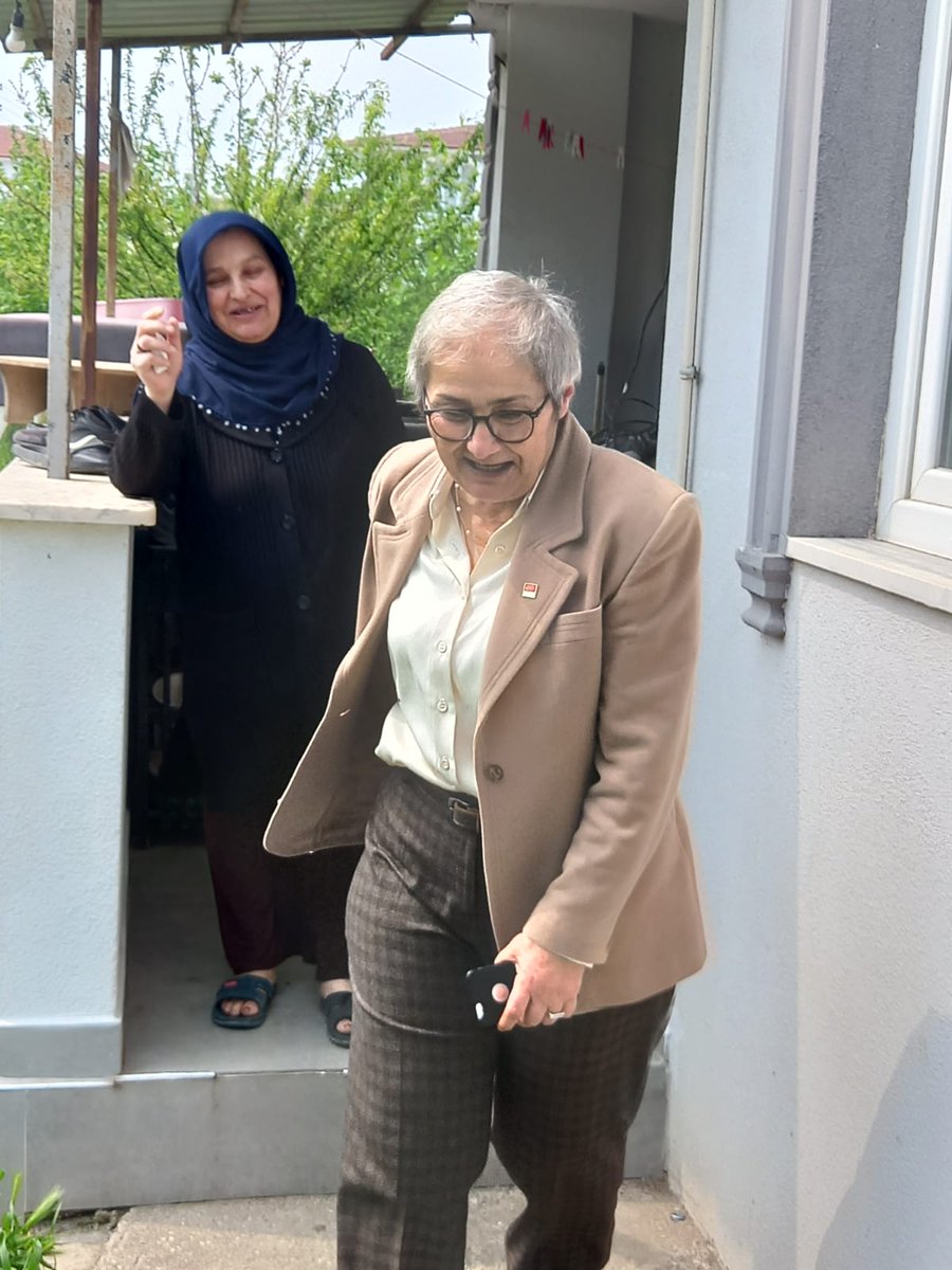 aycataskent's tweet photo. Bugün Akyazı'da gerçekleştirdiğimiz seçim çalışmalarımız sırasında, yaklaşık üç sene önce Hendek’te yaşadığımız havai fişek faciasında kardeşini kaybeden Hatun kız kardeşimi ziyaret etme fırsatı da yakaladım. İş cinayetlerinin olmadığı, emekçilerin kaderlerine terk edilmediği, bunlara karşı mücadele eden avukatların özgürlüğüne kavuştuğu bir Türkiye’yi el birliğiyle kuracağız.

#BirleşeBirleşeKazanacağız
#SakaryaHakkınıAlacak
#EmekçilerHakkınıAlacak