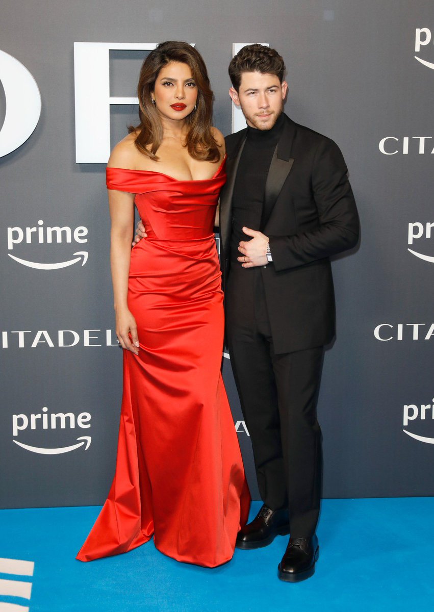 Hugo Gloss on Twitter "High heels, red dress… RED DRESS *extreme Nick