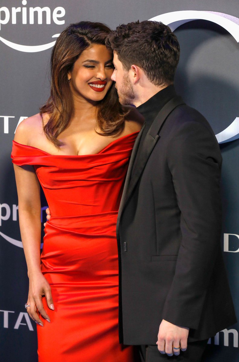 Hugo Gloss on Twitter "High heels, red dress… RED DRESS *extreme Nick