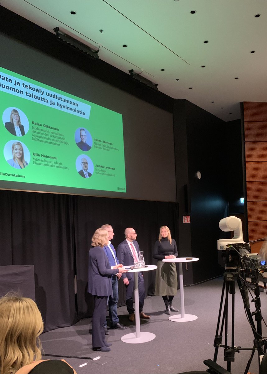 Sitran Datatalouden tiekartta-tilaisuuden panelissa ekosysteemien perusteet: 
- Yritysten datastrategia luo pohjan kasvavalle datataloudelle
- Uusi TKI-laki vauhdittamaan kasvua
- Datan jakaminen entistä kiivaammin
- Lainsäädäntö voi olla hidaste, mutta ei este

#ReiluDatatalous