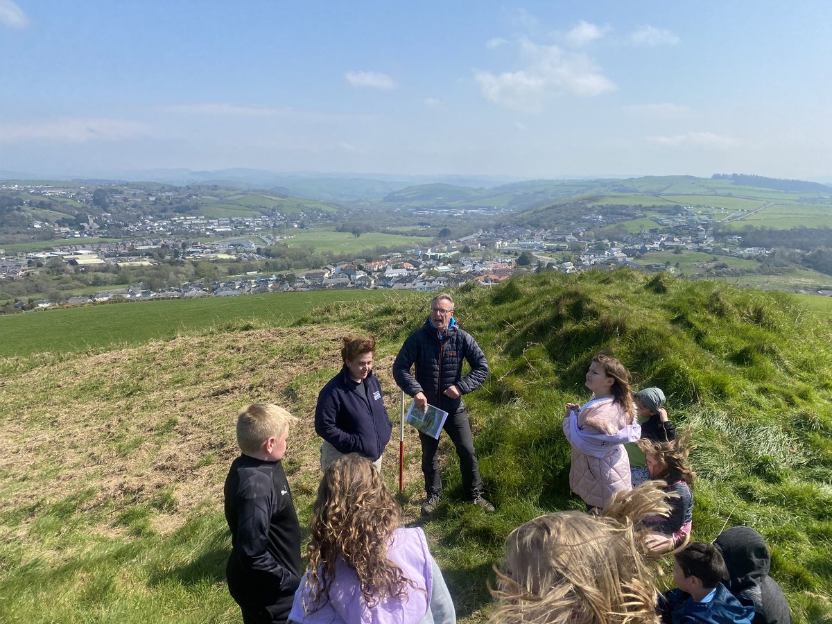 llwynyreos's tweet photo. Blwyddyn 4 allan yn dysgu am Prosiect Pen Dinas. Learning about Pen Dinas and how people lived here. @RCAHMWales @DyfedArch fantastic afternoon here. Thank you for this excellent opportunity. #EinCynefin https://t.co/tVnvXkE59j