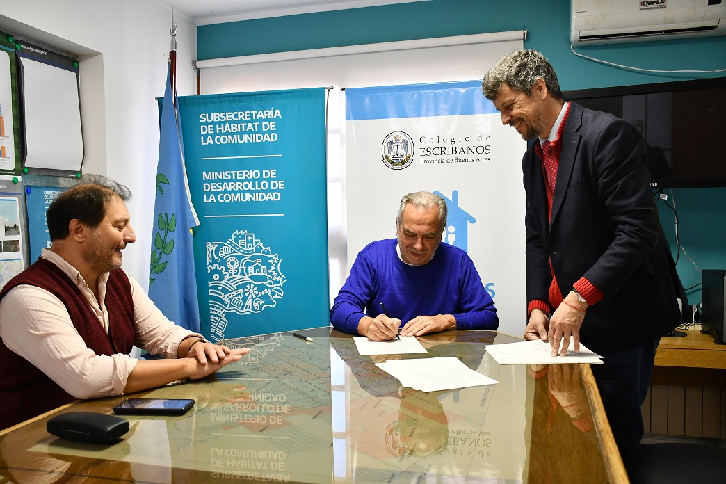 SubseHabitatBA's tweet photo. Nuevas familias de #Tigre, #FlorencioVarela, #Brandsen y #PuntaIndio podrán acceder al derecho a la casa propia luego de la firma de escrituras #Ley24374 realizada por el subsecretario de Hábitat #RubénPascolini, junto al Escribano Víctor Rodríguez Morcelle.
#DerechoAlHábitat https://t.co/i8Gmzq0wAI