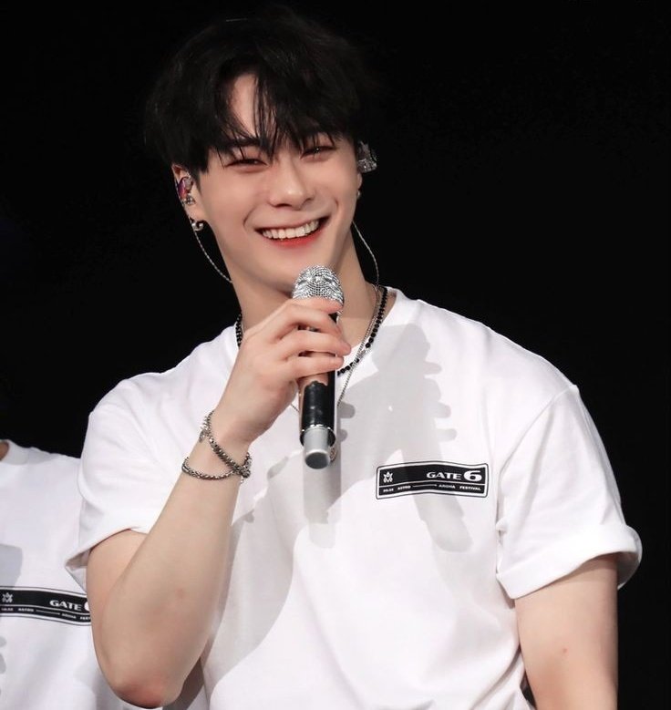 i_97jk's tweet image. No importa al fandom que pertenezcas, mostremos respeto ante esta situación. Mi más sentido pésame a los familiares, amigos y Arohas que amaban y admiraban a Moonbin. Siempre te recordaré por tu hermosa sonrisa :(🤍.
 
Descansa en paz Moonbin🕊.