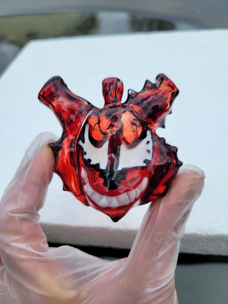 FreewaysGlass's tweet photo. Carnage kitty pendant rig just over 3.25 inches tall. 2.75 inches wide. Available here or my insta @freewaysart  #carnage #pendant  #microrig #kitty #carnagekitty #pendantrig #glassart #Symbiote #Symbioteart #carnageart #sculptedglass #glassart https://t.co/LGWHfAEDxv