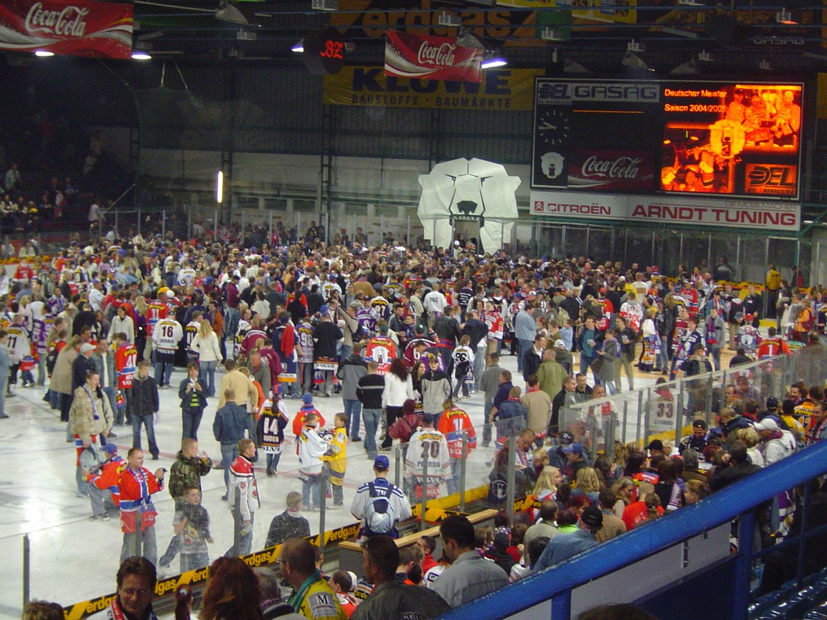 killernarbe's tweet photo. Gefühlt waren heute vor 18 Jahren ein wenig mehr als 4.695 Zuschauer im #Welli und feierten den 1. Titelgewinn der @Eisbaeren_B in der @DELoffiziell. Aber nur gefühlt und wirklich nur ein wenig mehr. 🙈😎💙♥️🤍 https://t.co/8dQnukmxTc