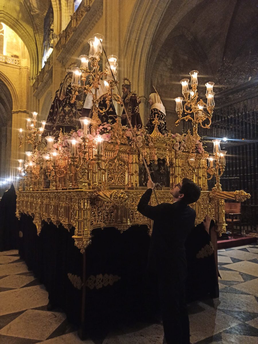 servicioscofrad's tweet photo. Enhorabuena a la Hermandad del  @StoEntierro_Sev por su Santo Entierro Magno y mil gracias por dejarnos ser parte de él.
Eternamente agradecidos.
Fuente: @diariosevilla 

#semanasanta2023 
#semanasantadesevilla 
#santoentierrogrande
#chamorroservicioscofrades 
#servicioscofrades https://t.co/rfFSfFH6n5