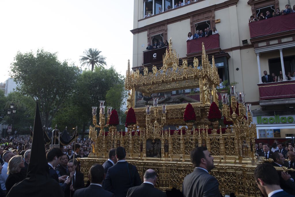 servicioscofrad's tweet photo. Enhorabuena a la Hermandad del  @StoEntierro_Sev por su Santo Entierro Magno y mil gracias por dejarnos ser parte de él.
Eternamente agradecidos.
Fuente: @diariosevilla 

#semanasanta2023 
#semanasantadesevilla 
#santoentierrogrande
#chamorroservicioscofrades 
#servicioscofrades https://t.co/rfFSfFH6n5