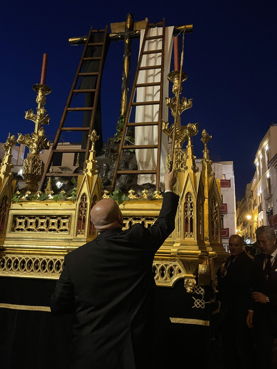 servicioscofrad's tweet photo. Enhorabuena a la Hermandad del  @StoEntierro_Sev por su Santo Entierro Magno y mil gracias por dejarnos ser parte de él.
Eternamente agradecidos.
Fuente: @diariosevilla 

#semanasanta2023 
#semanasantadesevilla 
#santoentierrogrande
#chamorroservicioscofrades 
#servicioscofrades https://t.co/rfFSfFH6n5