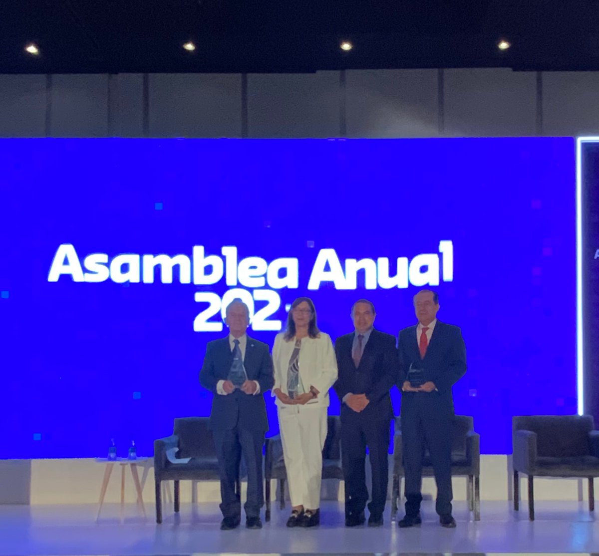David_romero28's tweet photo. Hace 4 años tomé la responsabilidad de estar al frente de la @amsofipo y contribuir al fortalecimiento del sector de las finanzas populares. Hoy es mi última #Asamblea2023 como Presidente. Agradezco a la @cnbv @Condusef @Banxico su apertura al diálogo en favor de los mexicanos. https://t.co/C4tFmtp9Eq