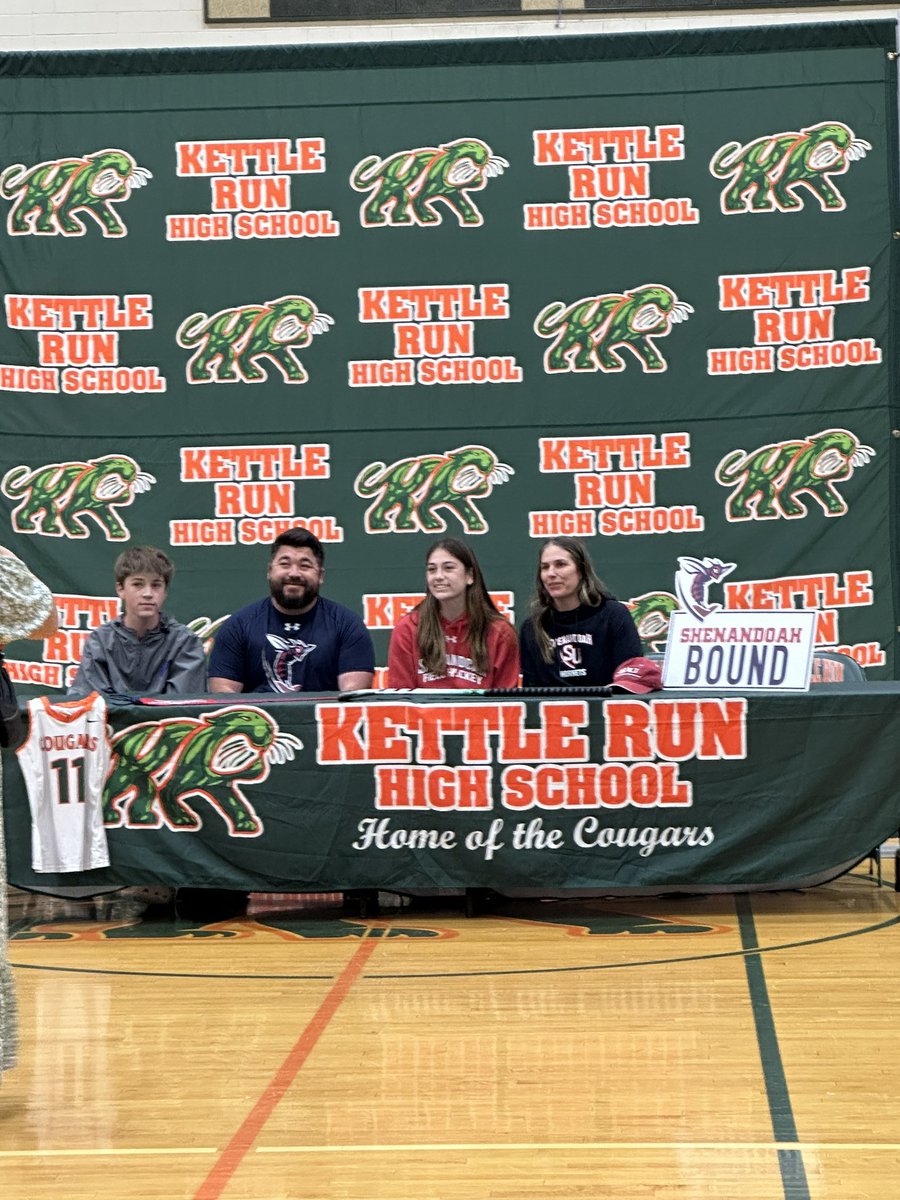 Katie and Nak signing day!! 🧡💚🏑