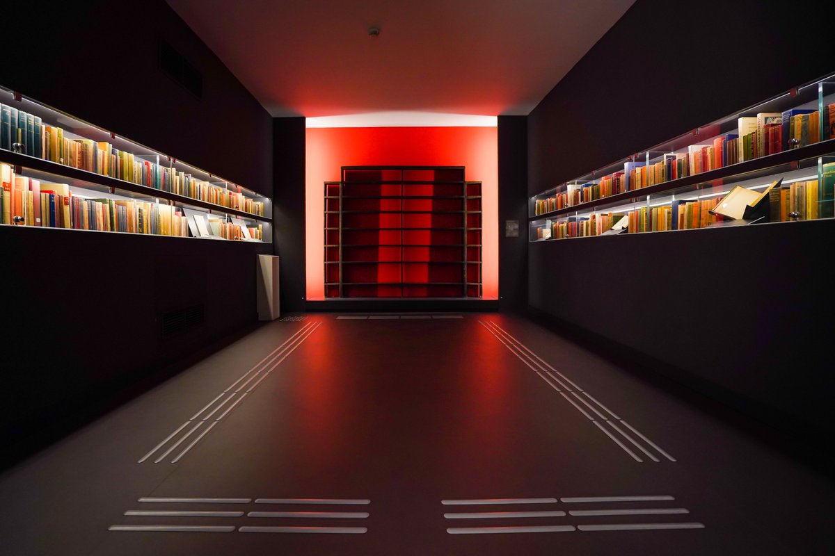 Em 1989, a <a href="/CamaraLisboa/">Lisboa</a> adquiriu peças que tinham pertencido a Fernando Pessoa. Esta estante guardava os livros da sua Biblioteca Particular. Na Casa Fernando Pessoa, a estante, vazia, está rodeada dos livros que Pessoa leu, anotou, editou. Como estariam os livros arrumados?
