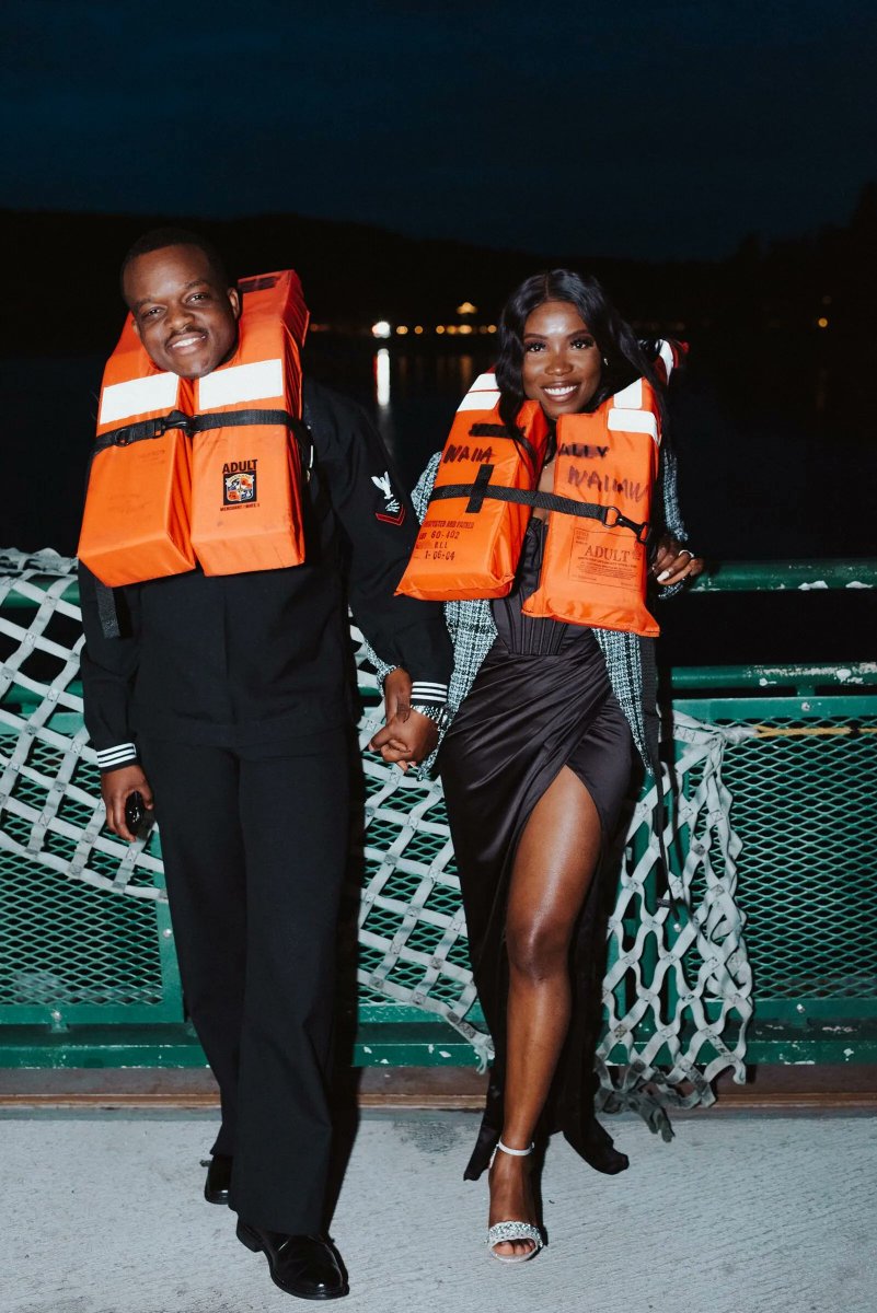 MikeLindblom's tweet photo. Pro photographer snapped 1,000 portraits of passengers while the M/V Walla Walla beached. https://t.co/Tk8InDsrIf via @seattletimes https://t.co/TKWexIjeXR