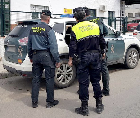 GCivilCoruna's tweet image. Guardia Civil de #Boiro y Policía Local de #Noia detuvieron a un vecino de esa localidad como autor de un delito de robo con violencia, otro de apropiación indebida, y tres de estafa.

elespanol.com/quincemil/arti…

#ServiryProteger #GuardiaCivil