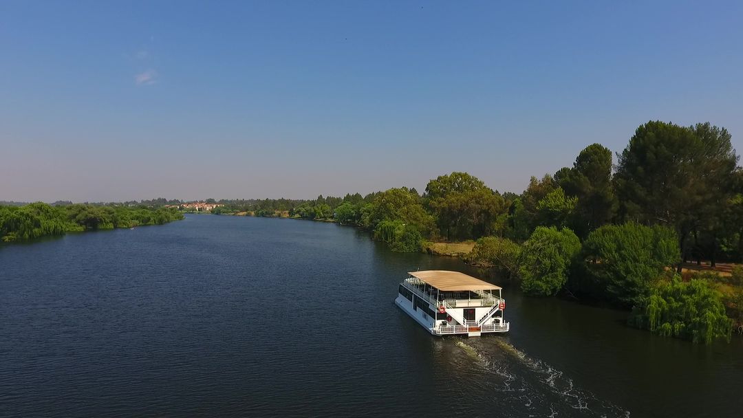 LiquidLiving's tweet photo. April is full of well-deserved holidays – come spend some of it at the Vaal ⚓
- Leisure cruises @ R150 per person 
- 2 hour lunch cruises @ R550 per person 
- Discounted kiddy rates 
- Bookings essential 
https://t.co/XElTPR4dAm

#liquidlounge #vaalriver  #weekendvibes✌️ https://t.co/REoDZZpcT3
