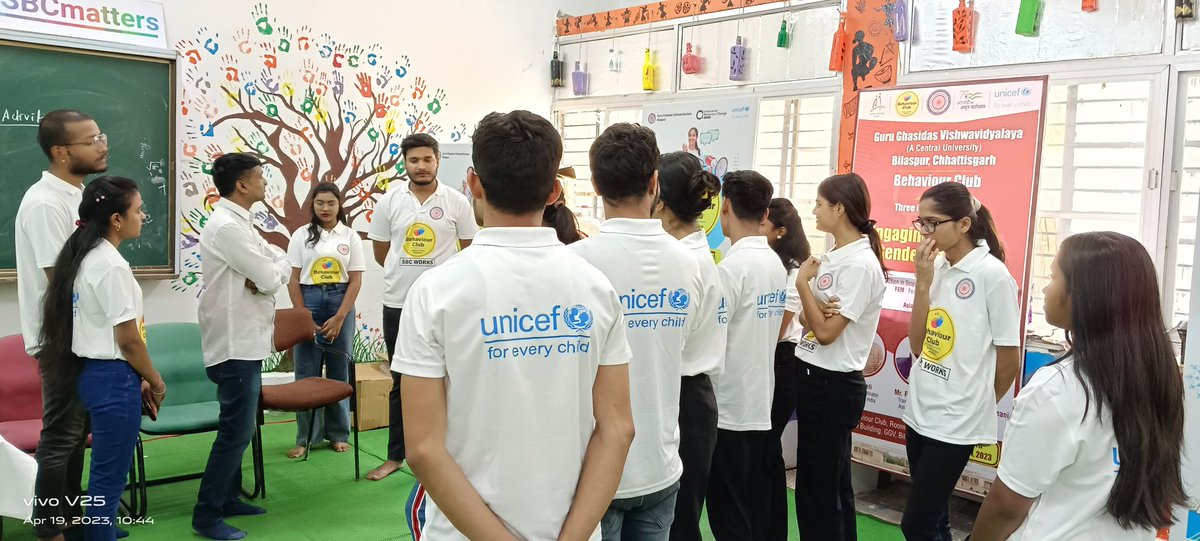 RehanaTabassu17's tweet photo. Workshop on engaging youth for gender equality
#UNICEF 
@ggv_smc 
@jobzachariah 
@abhisheksinghDP 
@AbhishekTrip_hi 
@CKRaiTweets 
@ddnewsraipur 
@Gaura_v_29 
#youthforchange
#everyvoicematters
@TupendraS 
@BridgeIndiaOrg 
@Anurag_Office 
@ChhattisgarhABC https://t.co/ZHjIbsQzIS