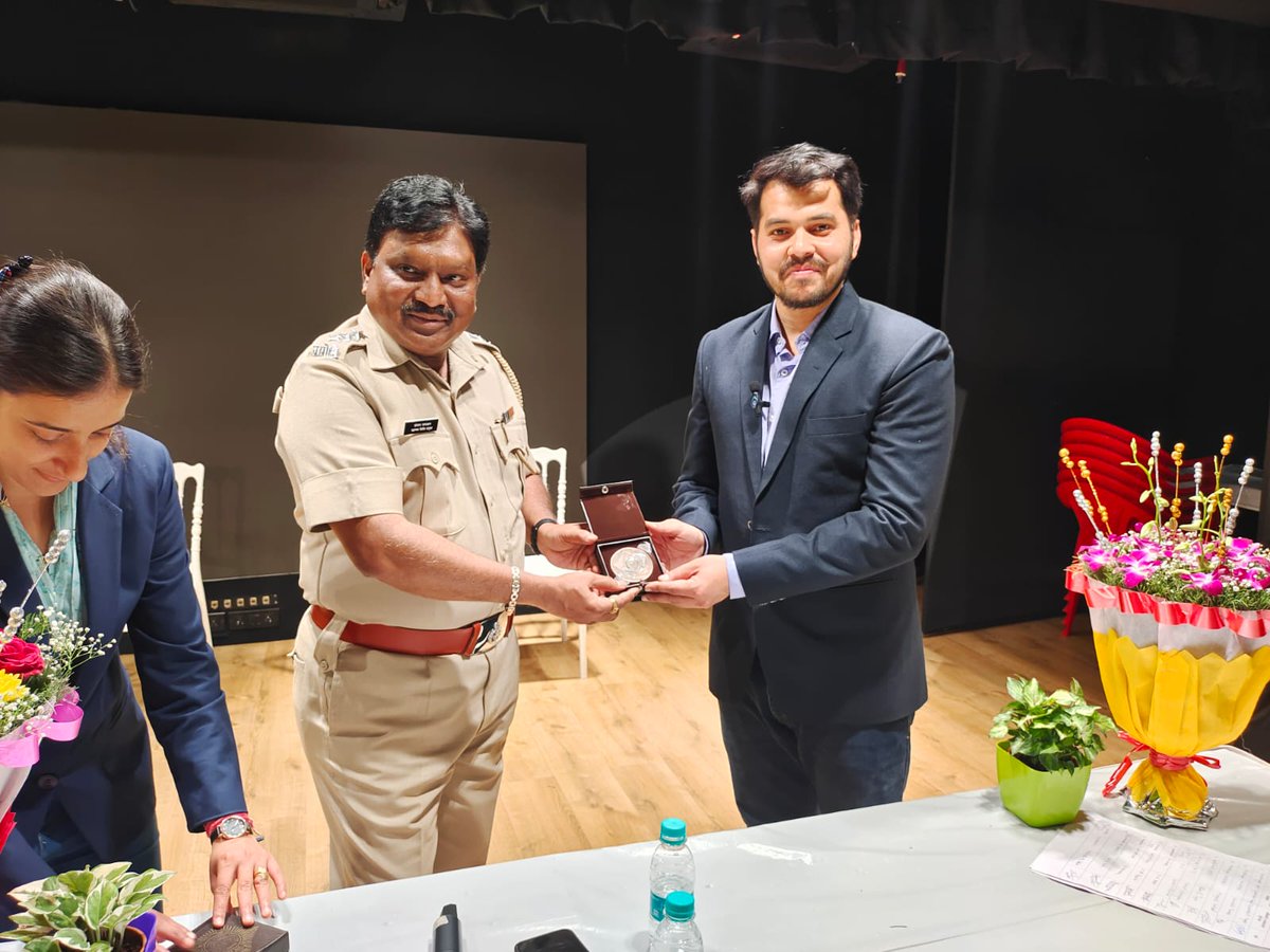 vlog_hacker's tweet photo. Received an appreciation medal from @MumbaiPolice ACP Sanjay Sir ๐
Proud moment for every ethical hacker ๐ฅ
#hacker #hackers #cybercrime #Crime #Mumbai #ethicalhacking #CyberSec #hackervlog https://t.co/SwPFVg0FVu