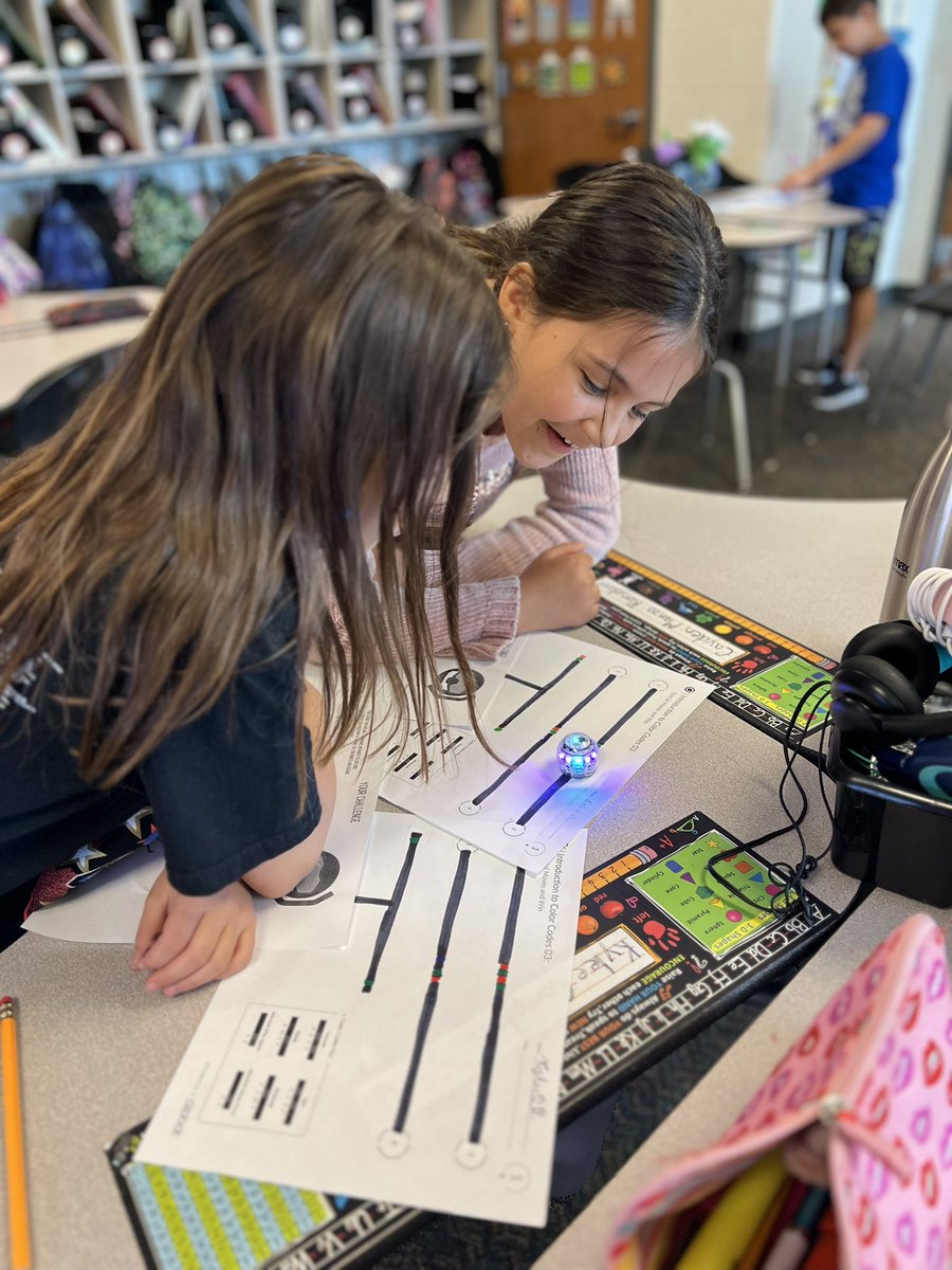 mrsjones72812's tweet photo. Our @Ozobot became submarines @ChrisYungES and are traveling the world through the oceans visiting continents!  I love seeing these 2nd grade faces light up as their Ozobot reads their program! @PWCSNews #pwcsitc #ozobot https://t.co/v3yOa0rtgT