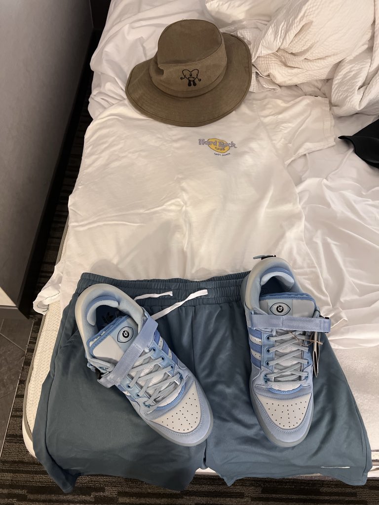 PhillyPhan211's tweet photo. @atmos_usa If I were going to a Coachella to see Bad Bunny, I would most likely rock my Bad Bunny Blue Tint forums 

Size 9.5 mens #atmoscollectorsclub #atmosphl https://t.co/sIVmlvvvpS