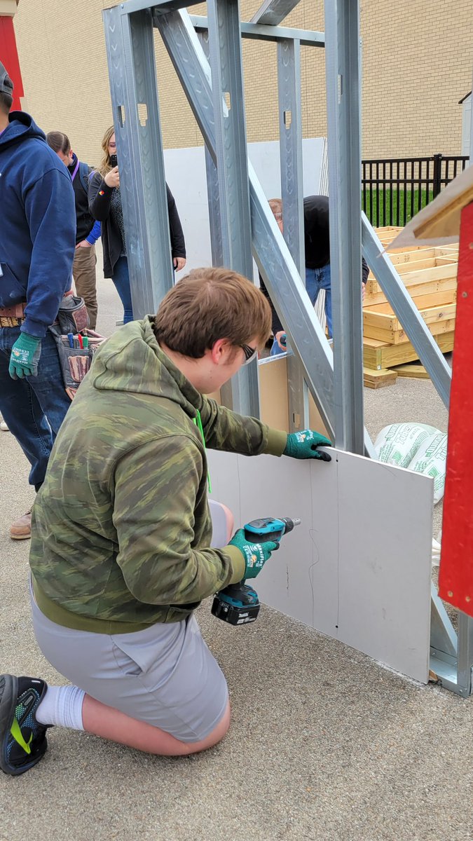 gotwiet's tweet photo. @leobuild visits NCHS and NNHS GeometryInConstriction Ss -  panel discussion and demos for Ss to participate in @NCHSOFFICIAL #partnersingrowth https://t.co/NWnkQyzVbi