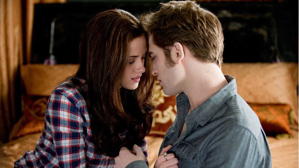 DiscussingFilm's tweet photo. Author Stephenie Meyer will be involved in the ‘TWILIGHT’ reboot.

Lionsgate will develop the series before trying to sell it to a streaming service or network.

(Source: https://t.co/fjMTCC9f8U) https://t.co/NqFT3W8DOv