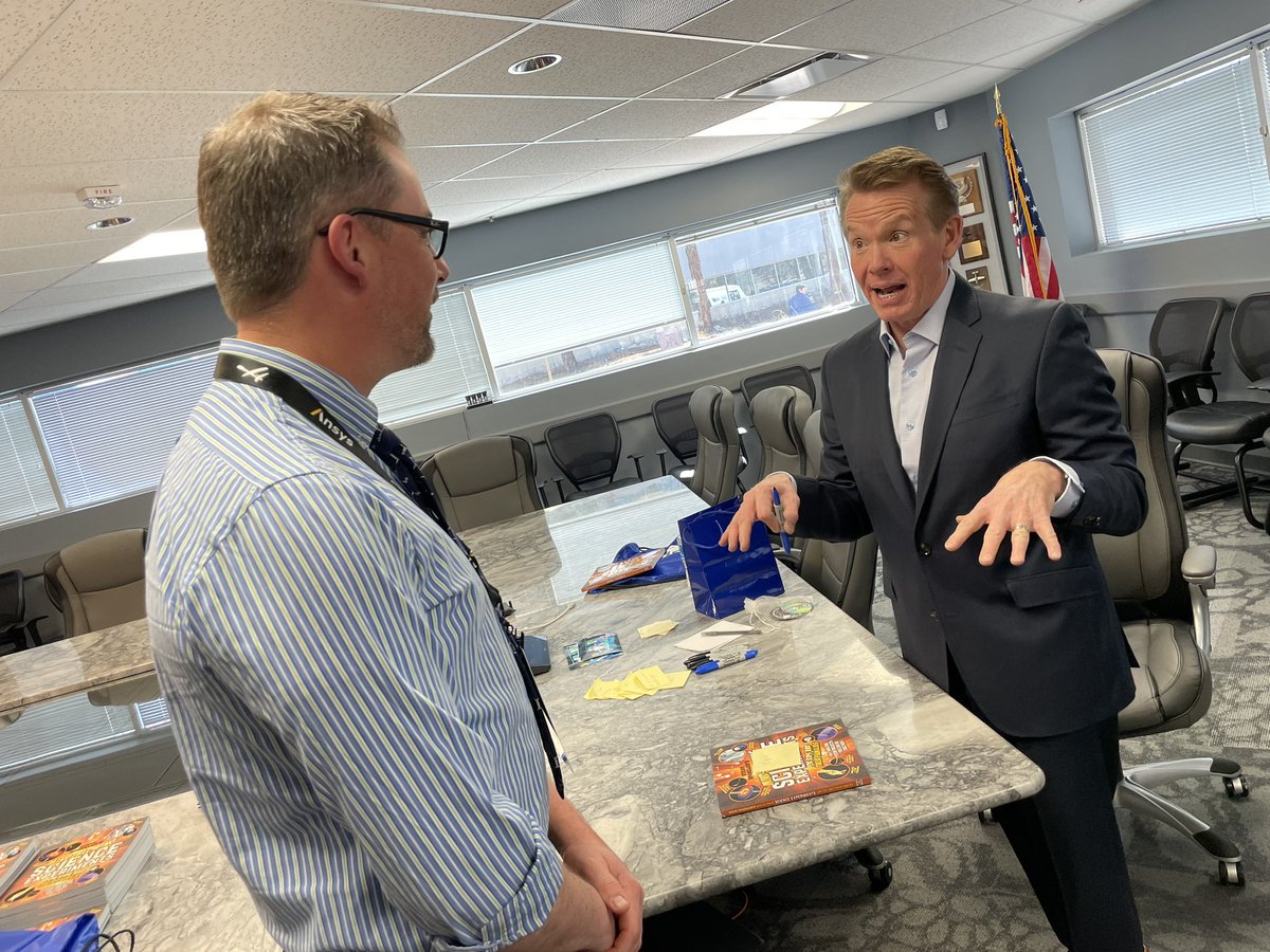 “So tell me more about your experiments with @DietCoke and @MentosUS on Pikes Peak with @pchemstud!” - @SteveSpangler, maybe 😜🏔️🍬🥤@SpaceFoundation #38Space