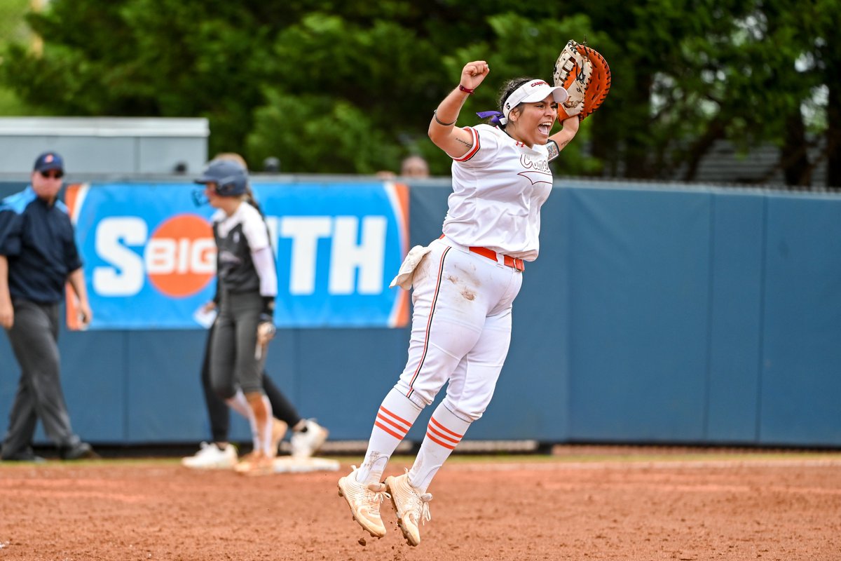GoCamelsSB's tweet photo. 𝐒𝐞𝐧𝐢𝐨𝐫 𝐒𝐩𝐨𝐭𝐥𝐢𝐠𝐡𝐭 ➡️📸 𝐍𝐨𝐞𝐦𝐢 𝐂𝐨𝐫𝐭𝐞𝐳

Senior Day is this Sunday as we host Radford at 1 PM!

#OnTheClock | #RollHumps 🐪🥎 https://t.co/AFGZRc73fc