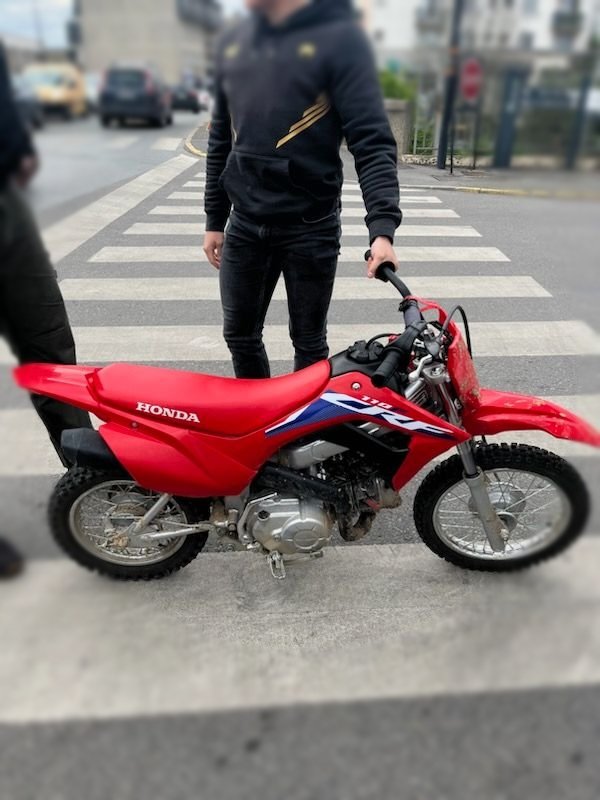 PoliceNat95's tweet image. #LutteContreLesRodéos
#Goussainville,  rue Victor Basch, #interpellation par les #policiers de #Gonesse d&apos;un individu pour #rodéosurbains 

➡️ 1️⃣ #GardeAVue
➡️ 1️⃣ Moto saisie

↪️ Procédure en cours