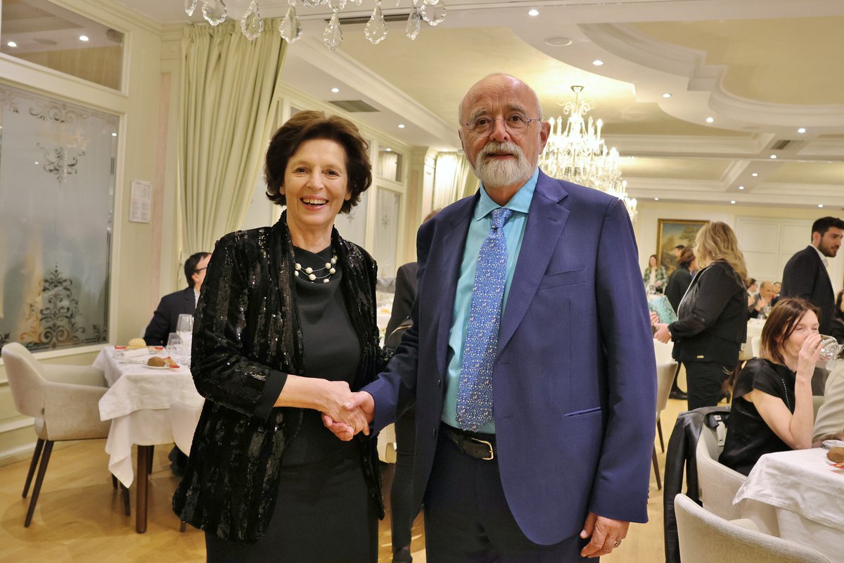 simfer's tweet photo. Anche la nostra presidente 👩‍⚕️  Giovanna Beretta presente al congresso @SIRNit che si è appena concluso a Riva del Garda. ⛵ Nella foto, tra gli altri, con il presidente Sirn Mauro Zampolini 📷 e con il presidente eletto Antonio De Tanti. 📷 https://t.co/5AZQzMKiI3